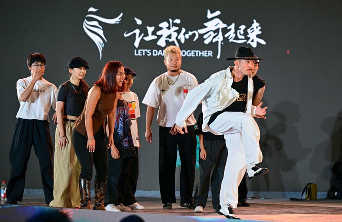 Ballerini internazionali suonano melodie interculturali nello Xinjiang